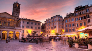 Rue pavée colorée avec des trattorias et des habitants se promenant à Trastevere, Rome